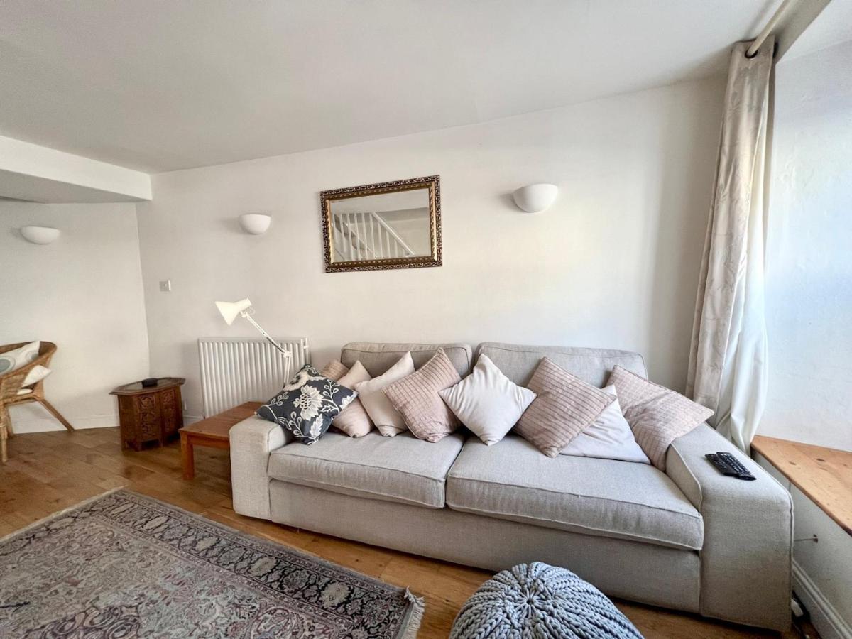 Pass The Keys 64 Church Street Characterful 2-Bed Cottage In The Heart Of Town 金斯布里奇 外观 照片
