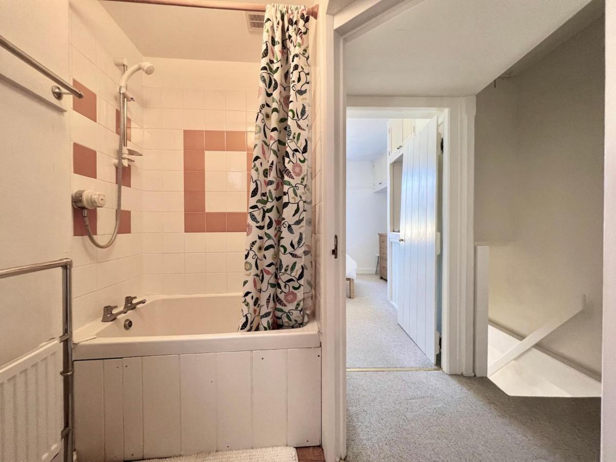 Pass The Keys 64 Church Street Characterful 2-Bed Cottage In The Heart Of Town 金斯布里奇 外观 照片